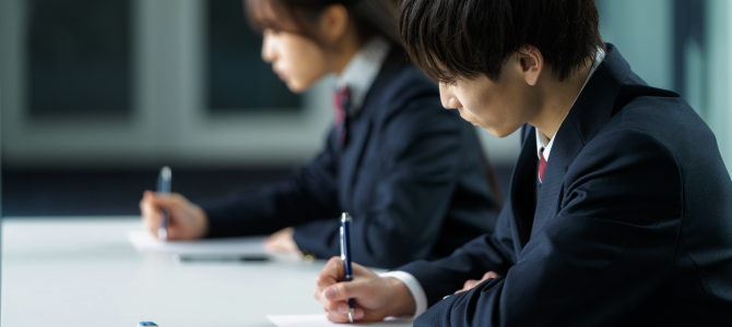 真剣に問題に取り組む生徒たちの写真
