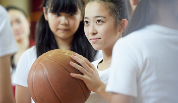 楽器を演奏する女子生徒たちの写真